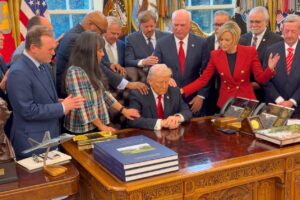 Grupa liderów religijnych modląca się nad Donaldem Trumpem w Gabinecie Owalnym w Białym Domu