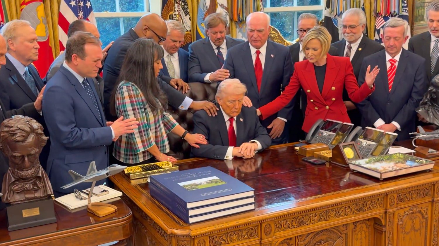 Grupa liderów religijnych modląca się nad Donaldem Trumpem w Gabinecie Owalnym w Białym Domu