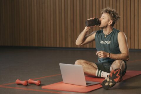 Budowa masy mięśniowej – jak połączyć trening, dietę i wsparcie żywieniowe?