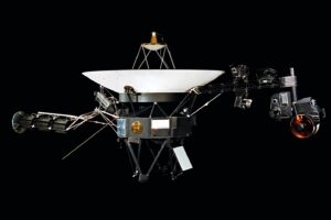 Sonda Voyager z dużą anteną paraboliczną, generatorami RTG na wysięgniku po lewej i instrumentami naukowymi na wysięgniku po prawej, ze Złotą Płytą na korpusie