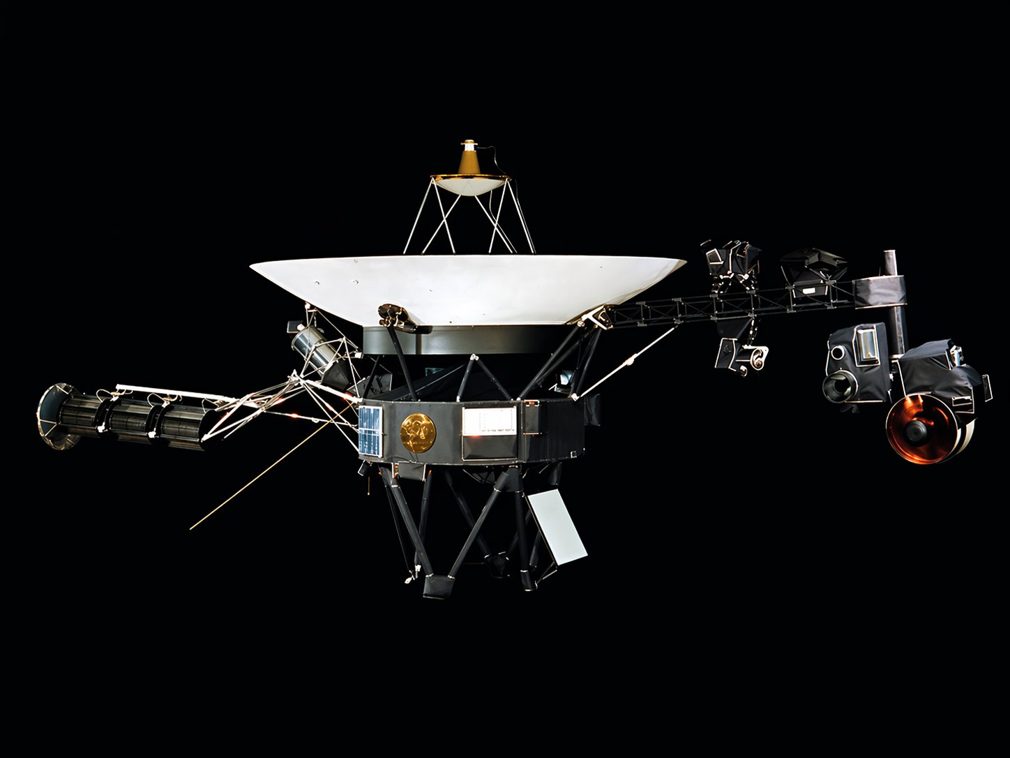 Sonda Voyager z dużą anteną paraboliczną, generatorami RTG na wysięgniku po lewej i instrumentami naukowymi na wysięgniku po prawej, ze Złotą Płytą na korpusie