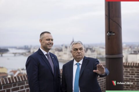 „Zrobił z siebie idiotę”. Czarzasty rozlicza Nawrockiego po klęsce Orbána