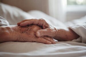 Tuż przed śmiercią wiele osób opowiada o intensywnych snach. Badania pokazują, że nie są one oznaką dezorientacji. Mogą pomóc zarówno umierającym, jak i ich bliskim lepiej zrozumieć pożegnanie oraz relacje międzyludzkie.