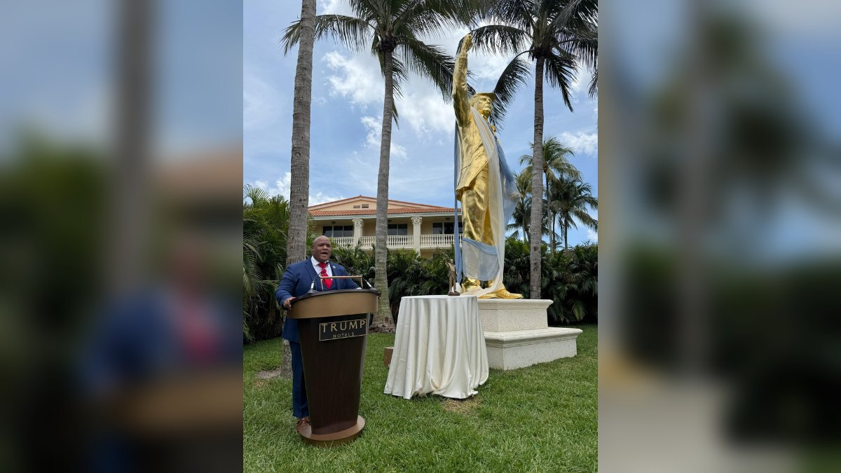Pozłacany pomnik Donalda Trumpa z uniesioną pięścią podczas ceremonii odsłonięcia w Trump National Doral na Florydzie.