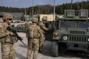 Amerykańscy żołnierze podczas ćwiczeń przy pojeździe wojskowym na terenie bazy wojskowej