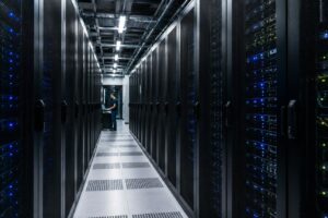 Wnętrze centrum danych symbolizujące atak agenta AI na infrastrukturę Hugging Face