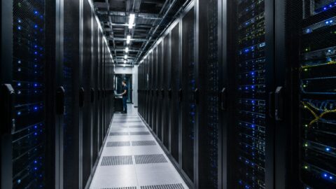 Wnętrze centrum danych symbolizujące atak agenta AI na infrastrukturę Hugging Face