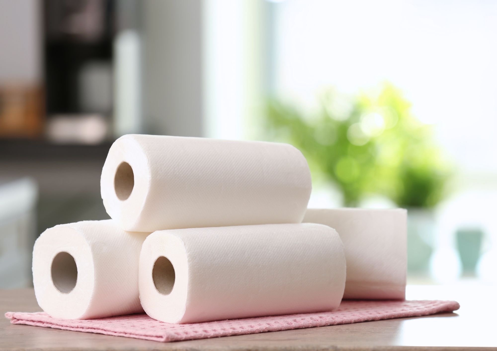 Ręcznik papierowy do sprzątania – 7 zastosowań, które ułatwiają porządki