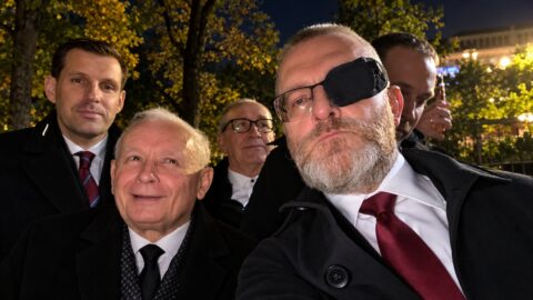 Manuela Gretkowska: Polityczna orgia w onucach pod Trybunałem