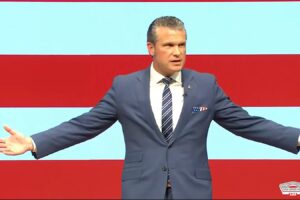 Pete Hegseth podczas wystąpienia State of the Force w Quantico