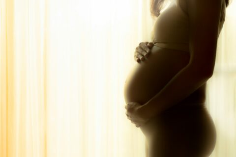 Praca nocna w ciąży a rozwój dziecka. Co naprawdę pokazało badanie 31 tysięcy kobiet?